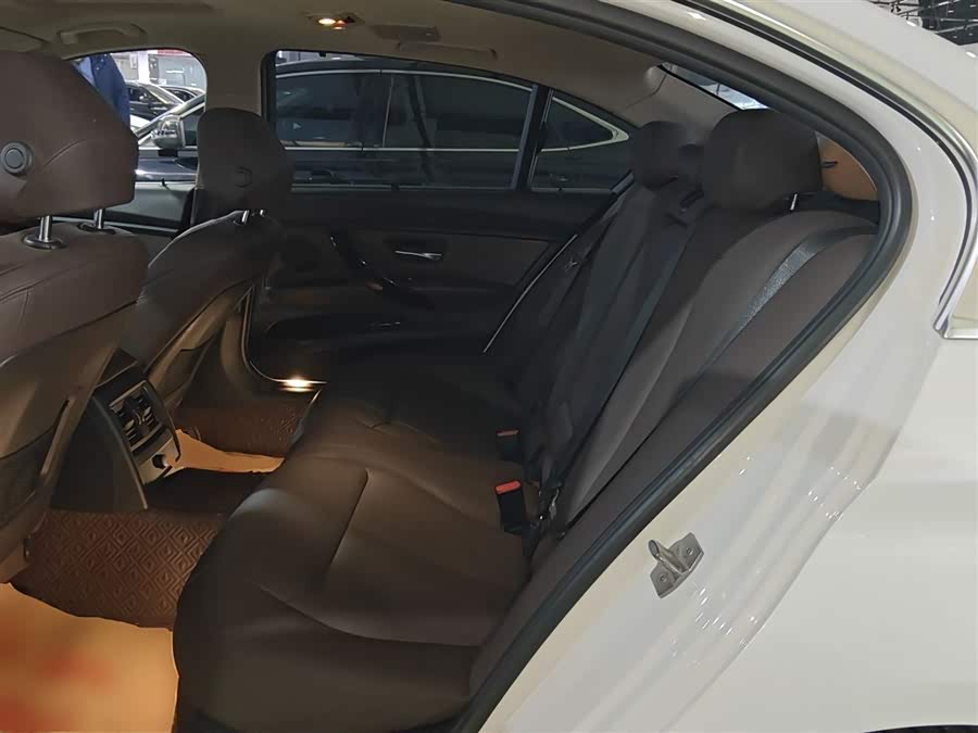 BMW 3 Series 2018 — фото 14