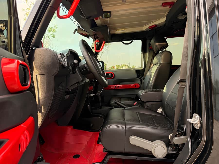 Jeep Wrangler 2010 — фото 10
