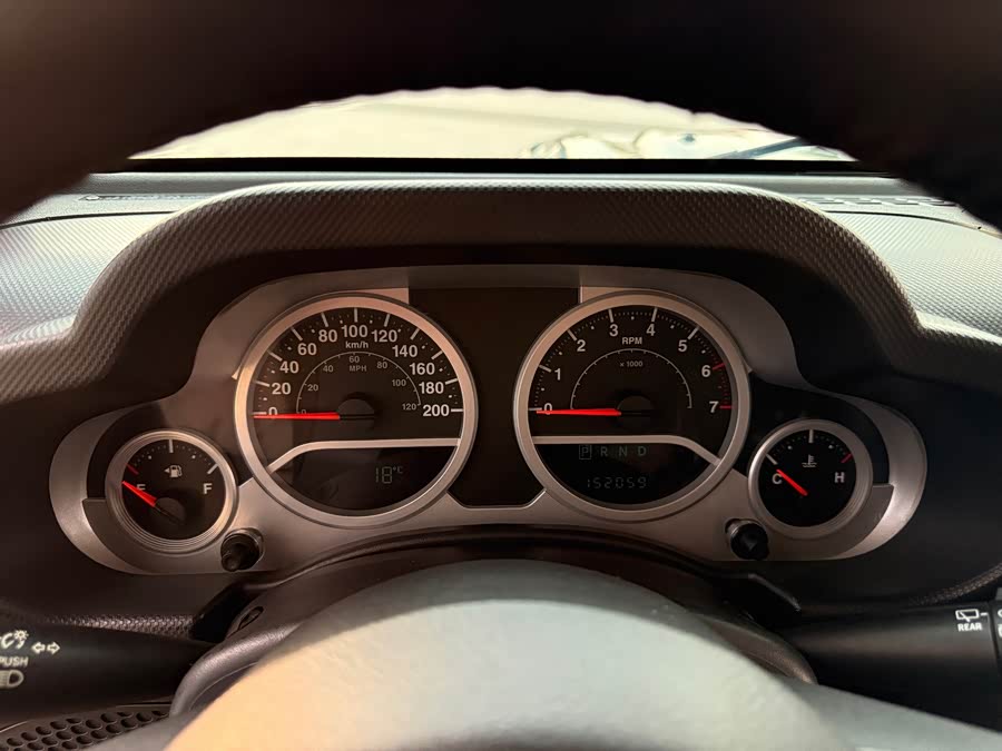 Jeep Wrangler 2010 — фото 18
