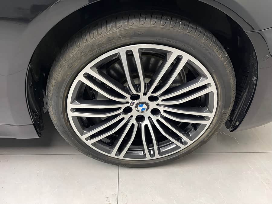BMW 5 Series 2019 — фото 24