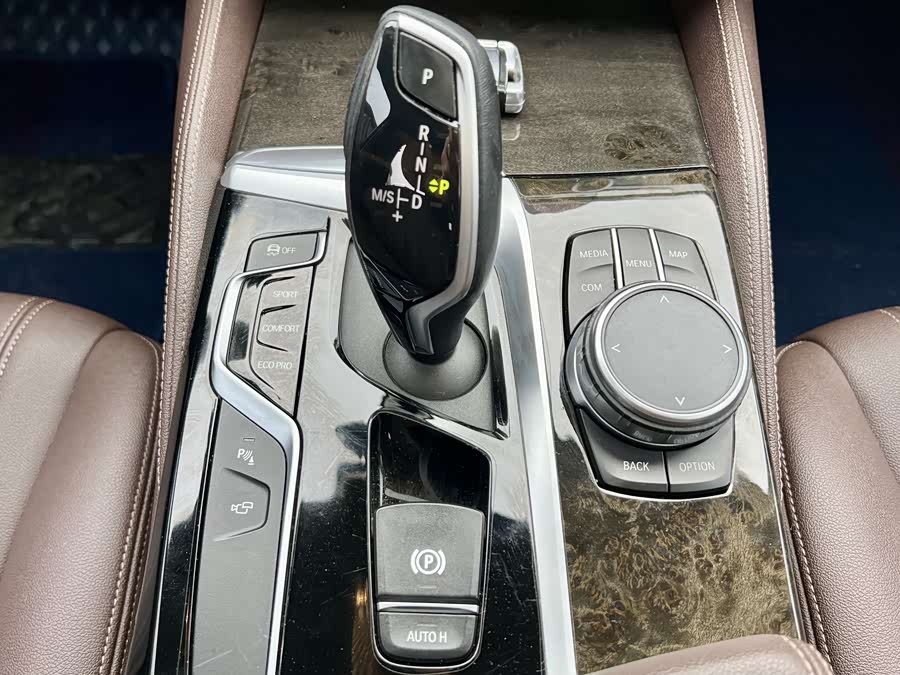BMW 5 Series 2019 — фото 10