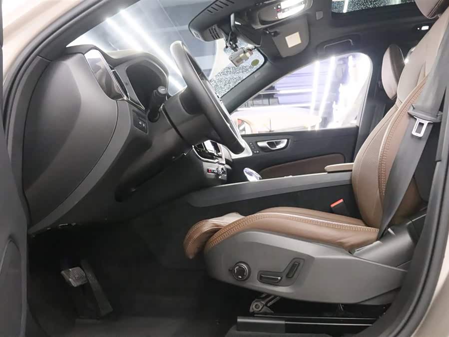 Volvo XC60 Plug-In Hybrid 2024 — фото 12