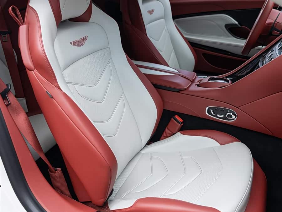 Aston Martin DBS 2019 — фото 17