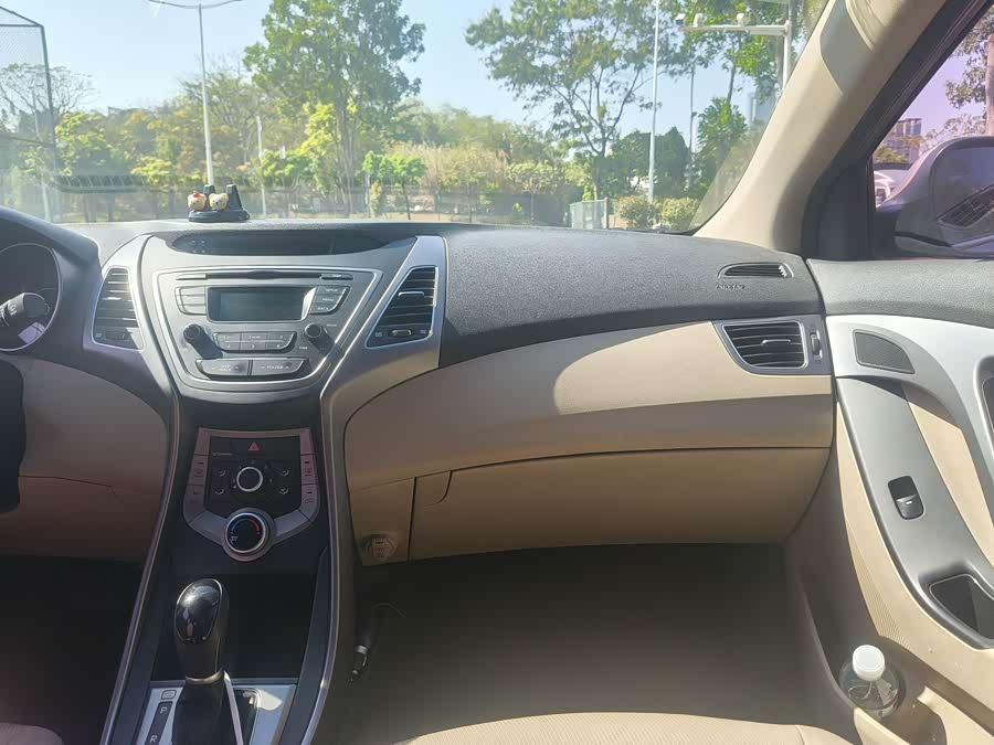 Hyundai Elantra 2016 — фото 15