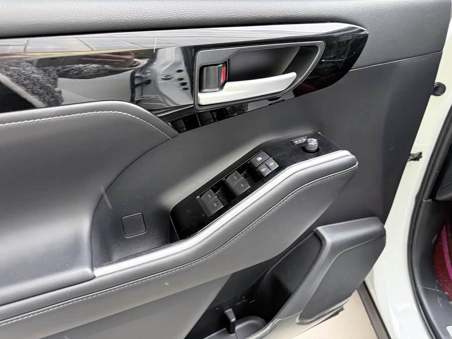 Toyota Highlander 2023 — фото 10