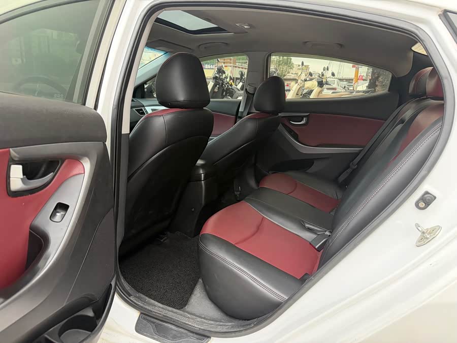 Hyundai Elantra 2016 — фото 10