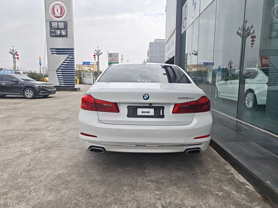 BMW 5 Series 2018 — фото 14