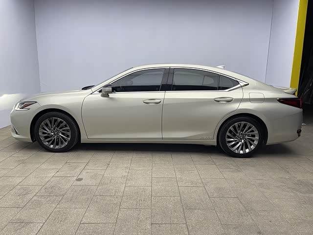 Lexus ES 2020