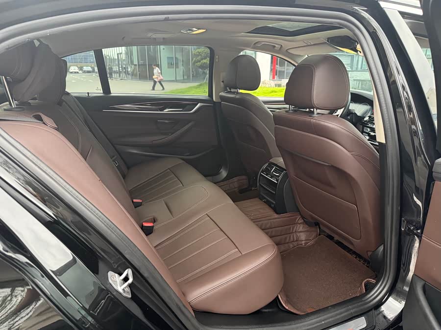 BMW 5 Series 2019 — фото 14