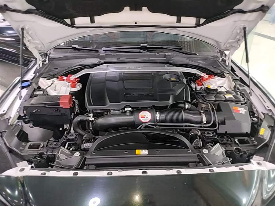 Jaguar XE 2018 — фото 20
