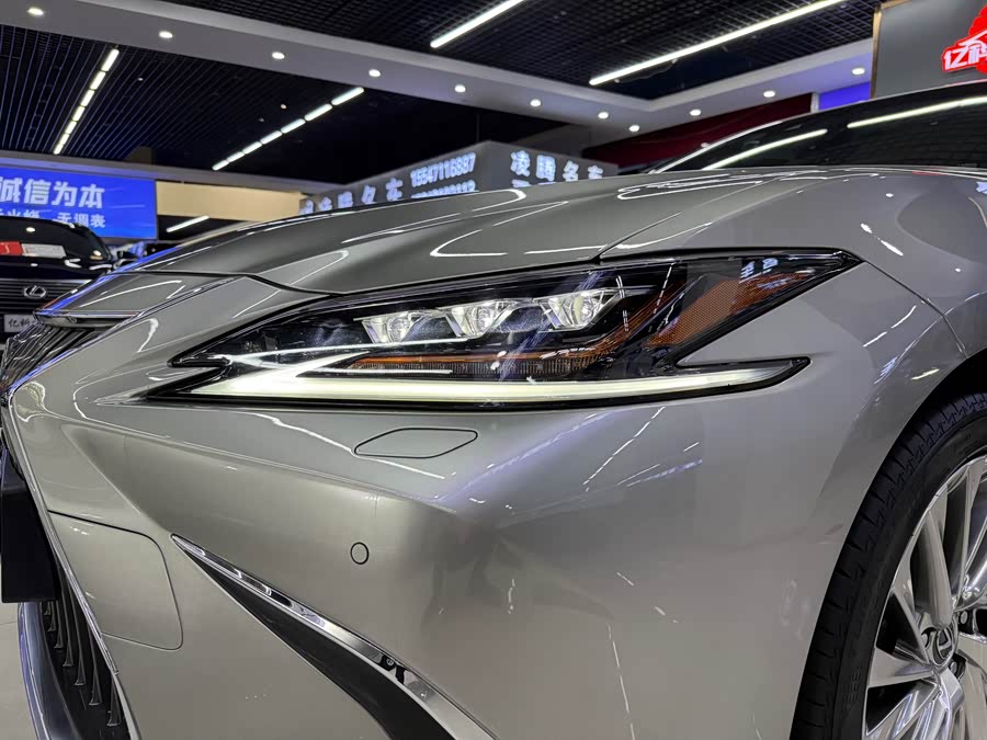 Lexus ES 2018 — фото 20