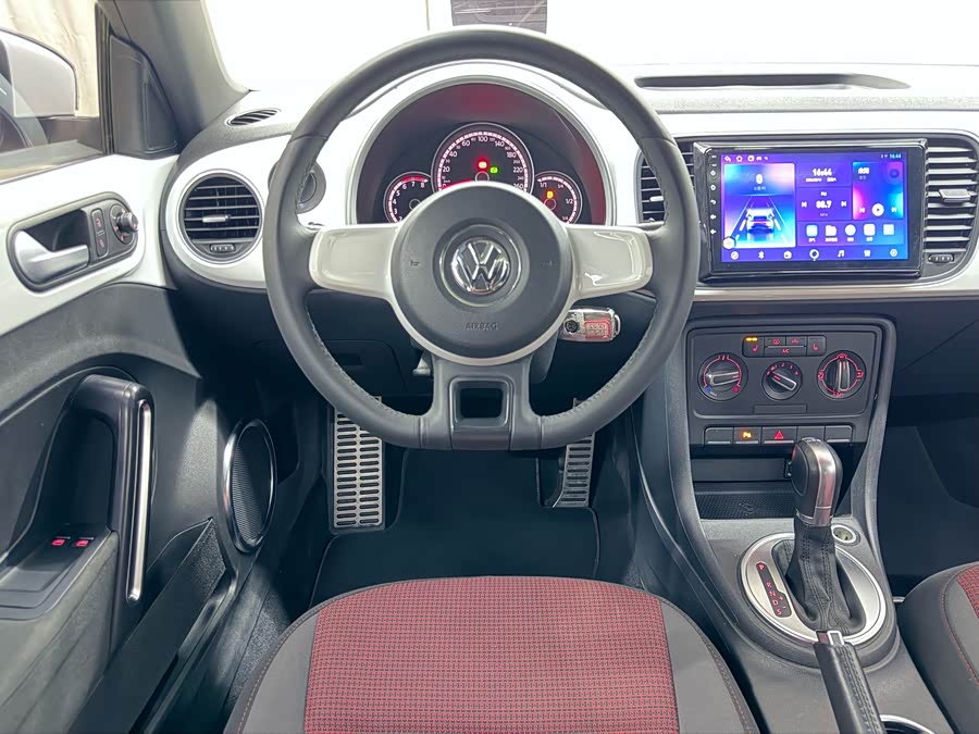 Volkswagen Beetle 2015 — фото 10