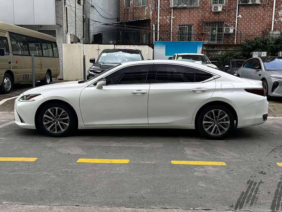 Lexus ES 2022 — фото 11