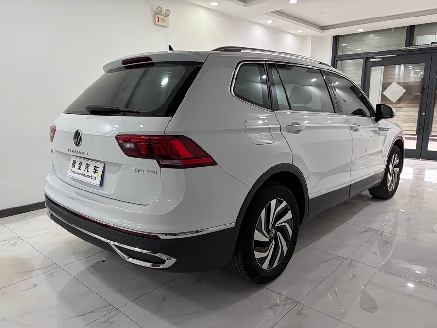 Volkswagen Tiguan L 2023 — фото 17