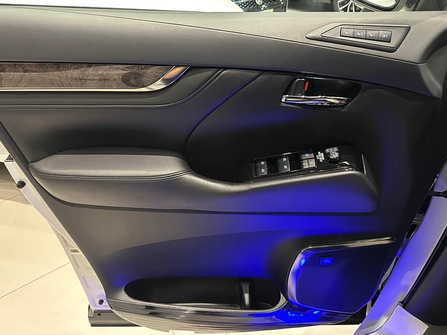 Toyota Alphard 2020 — фото 17