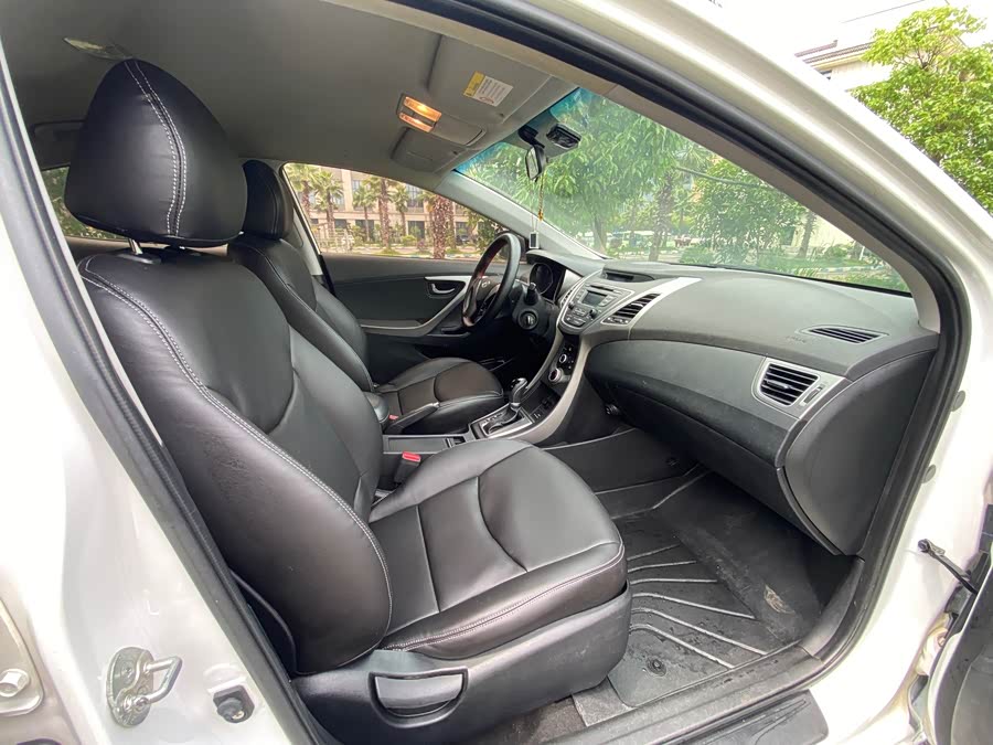 Hyundai Elantra 2016 — фото 12