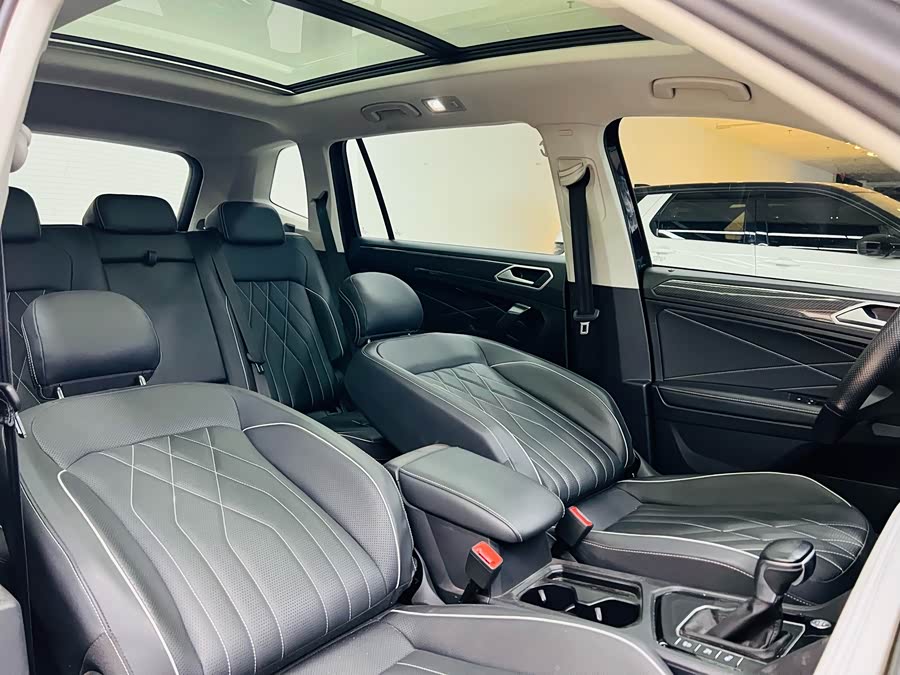 Volkswagen Tiguan L 2023 — фото 12