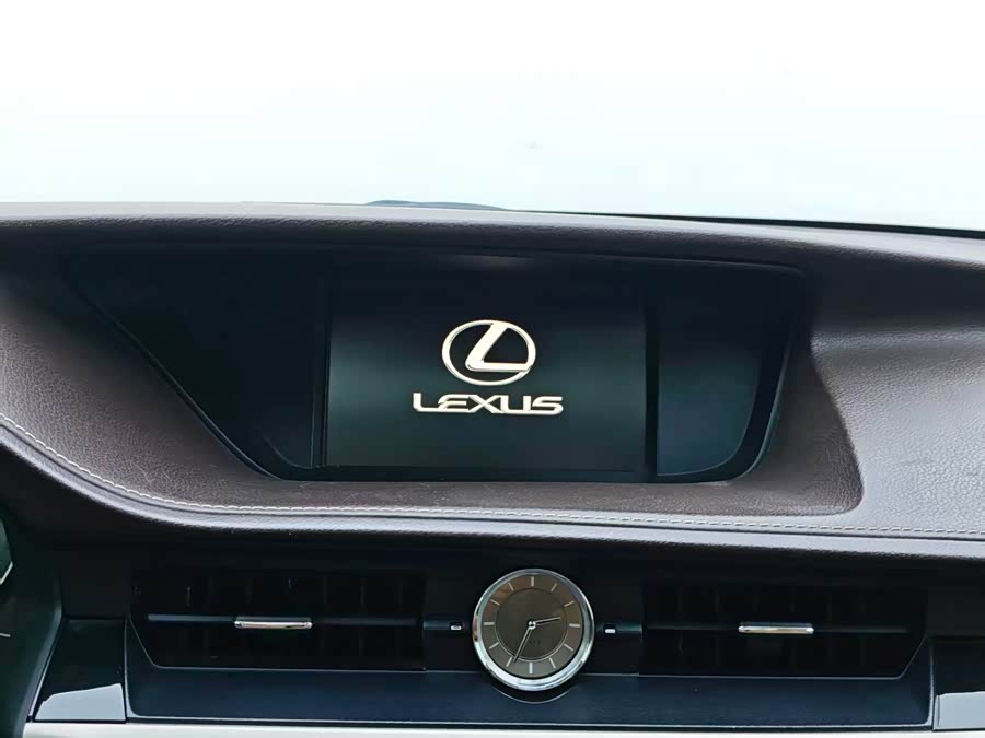 Lexus ES 2015 — фото 15