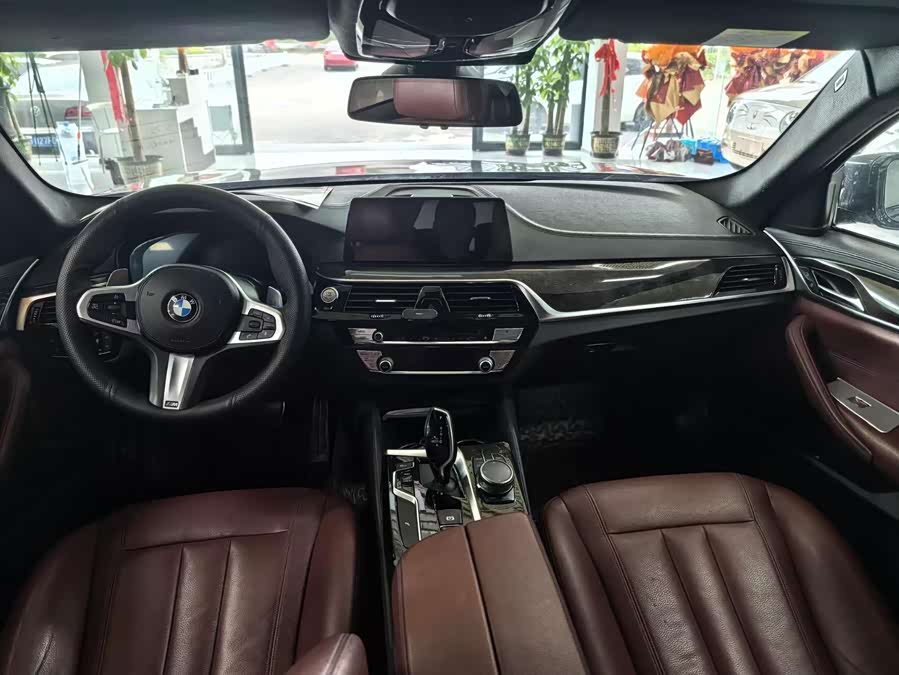 BMW 5 Series 2019 — фото 11
