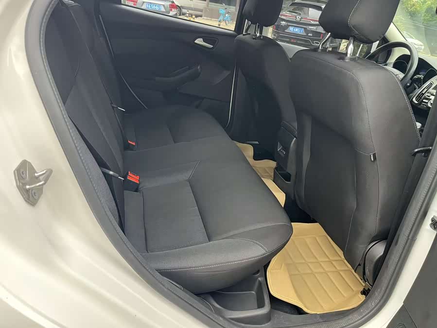 Ford Focus 2015 — фото 16