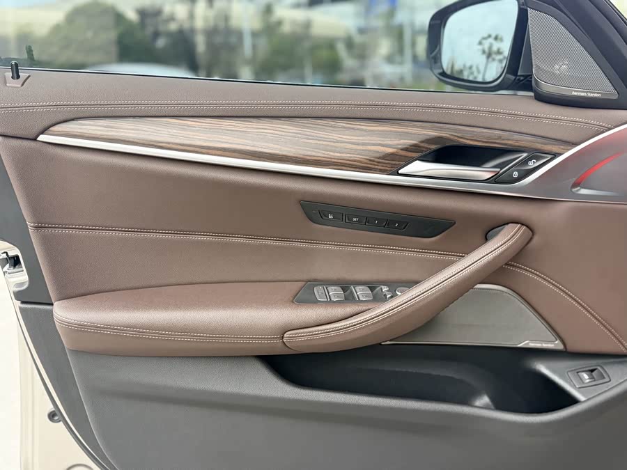 BMW 5 Series 2021 — фото 19