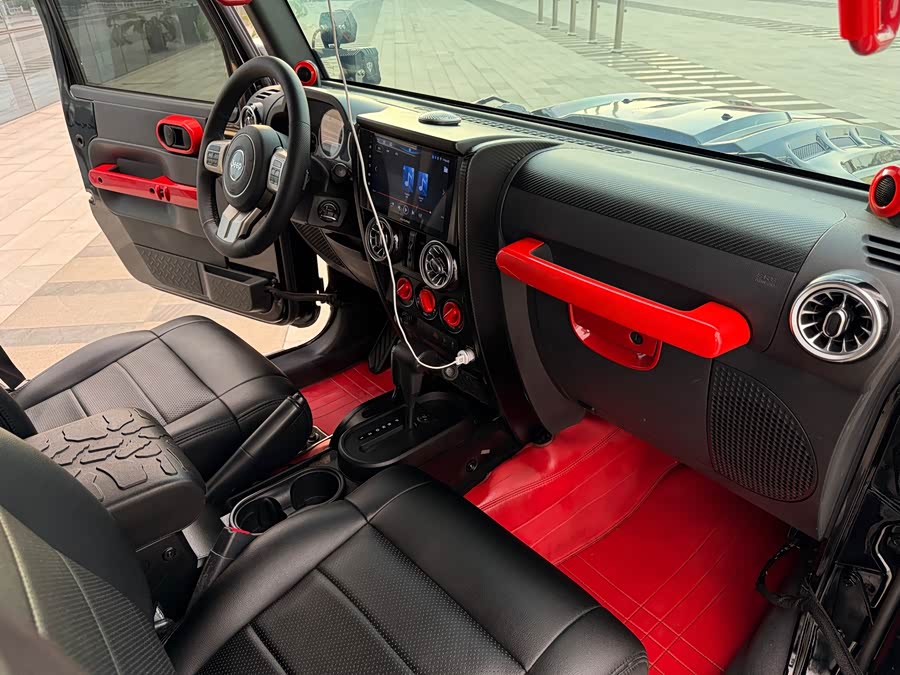 Jeep Wrangler 2010 — фото 15