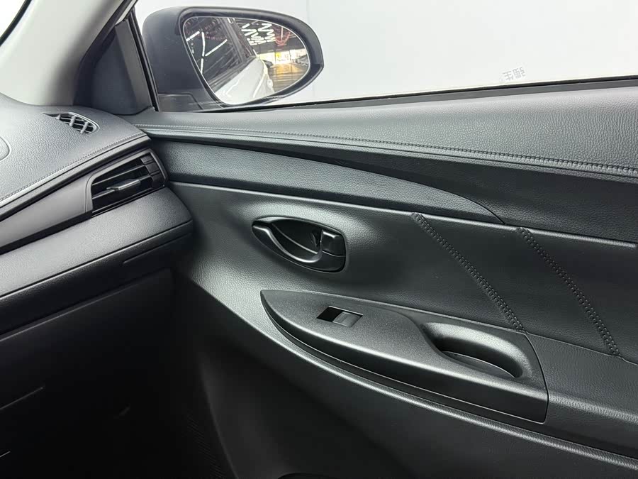 Toyota Yaris L 2022 — фото 11