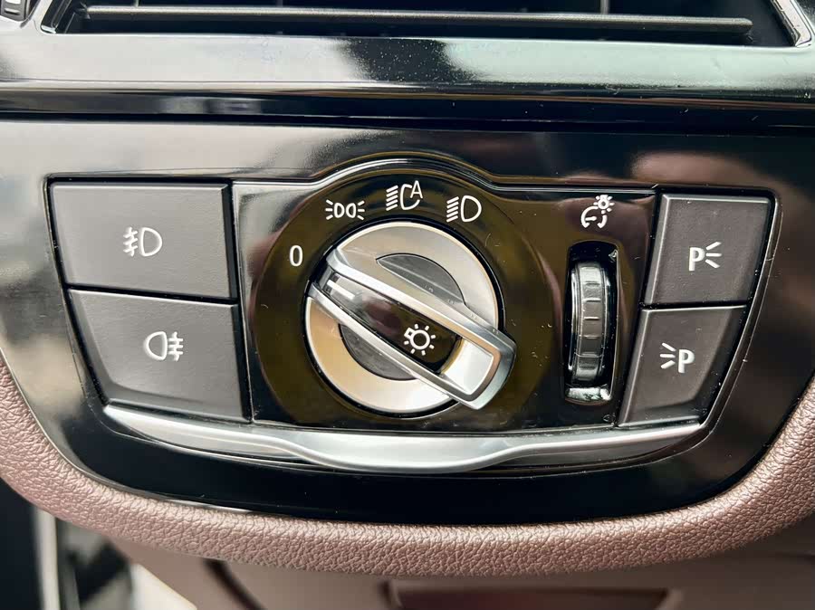 BMW 5 Series 2019 — фото 12