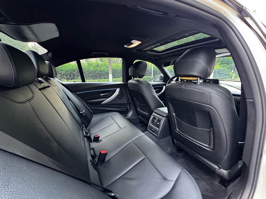 BMW 3 Series 2018 — фото 16