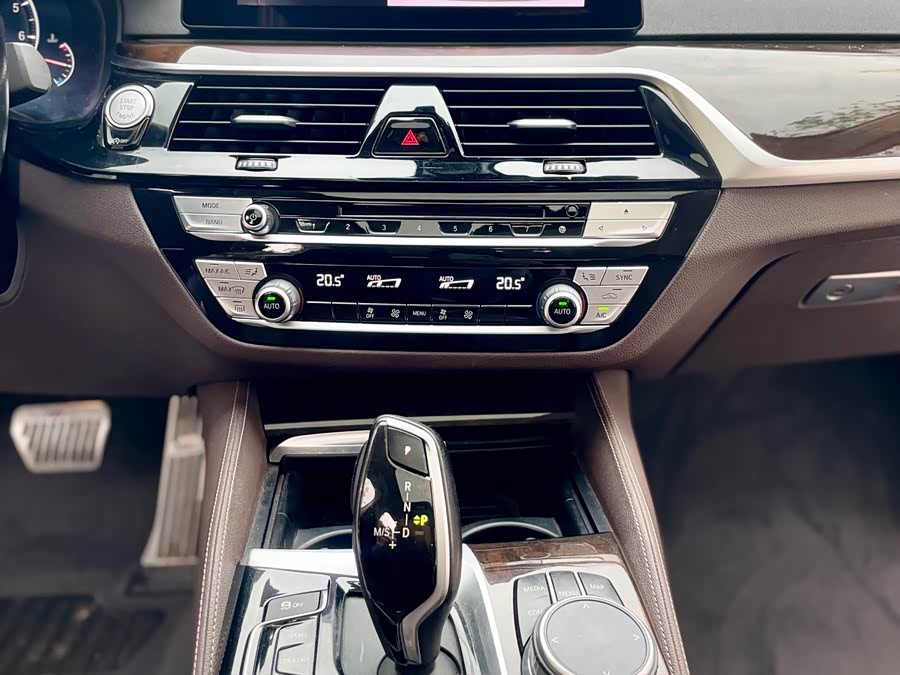 BMW 5 Series 2019 — фото 33