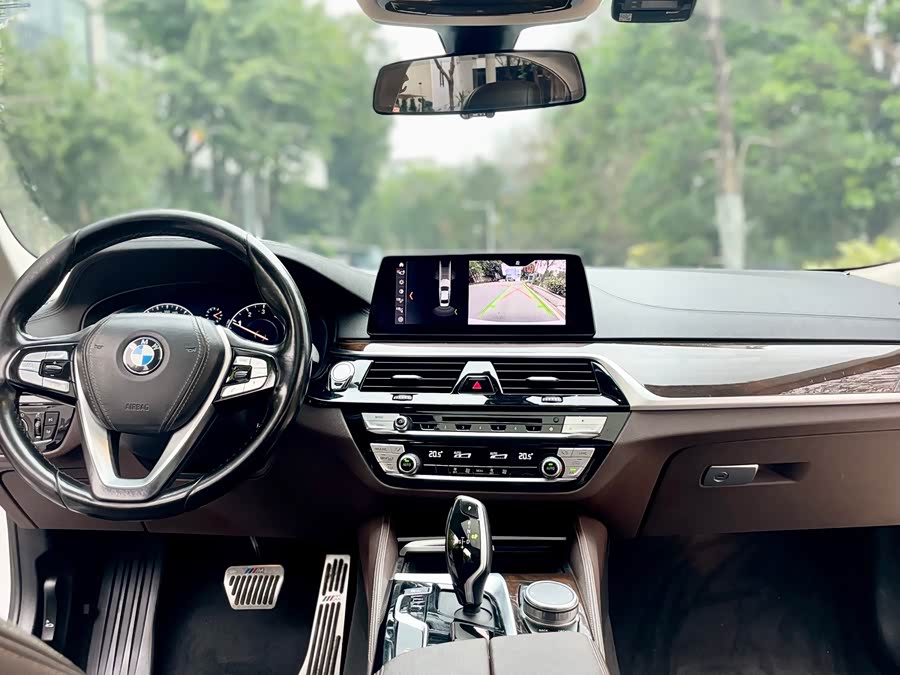 BMW 5 Series 2019 — фото 35