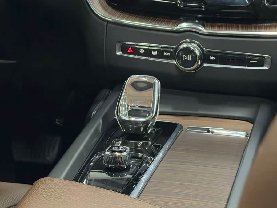 Volvo XC60 2022 — фото 14