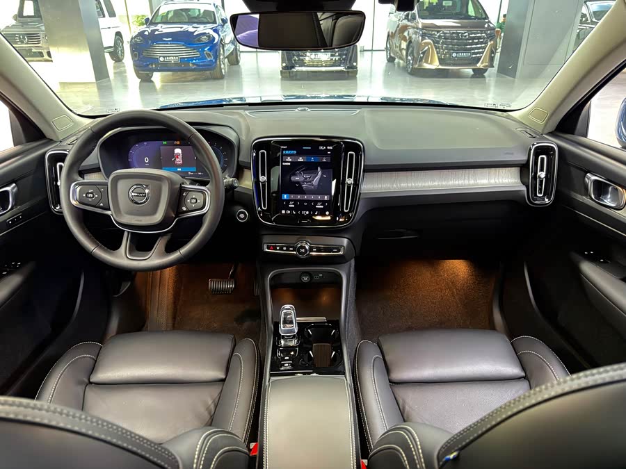 Volvo XC40 2023 — фото 16