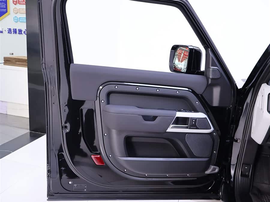 Land Rover Defender 2022 — фото 18