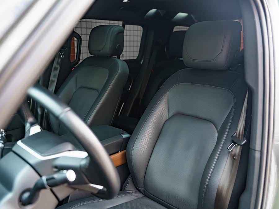 Land Rover Defender 2023 — фото 12