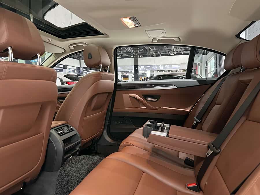 BMW 5 Series 2017 — фото 15