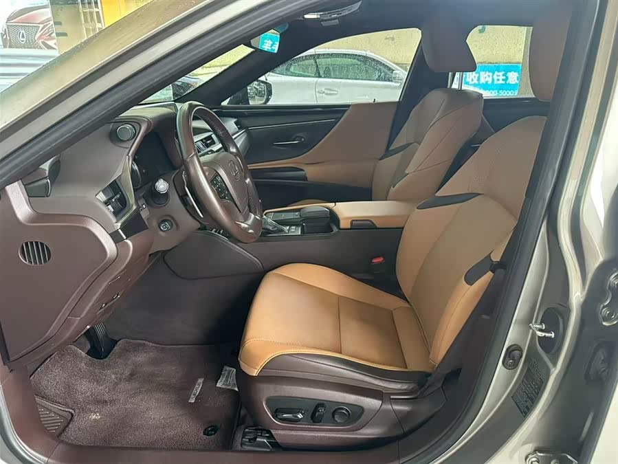 Lexus ES 2020