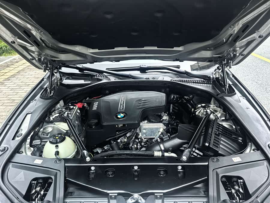 BMW 5 Series 2017 — фото 12