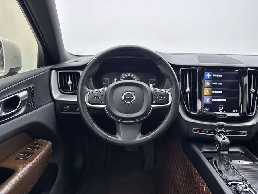 Volvo XC60 2021 — фото 12