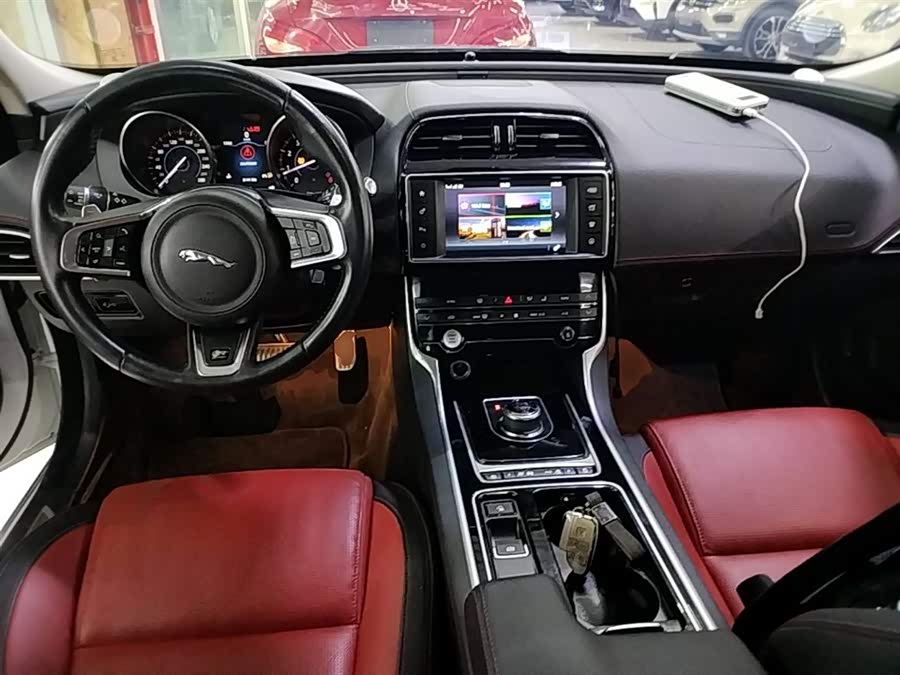 Jaguar XE 2018 — фото 10