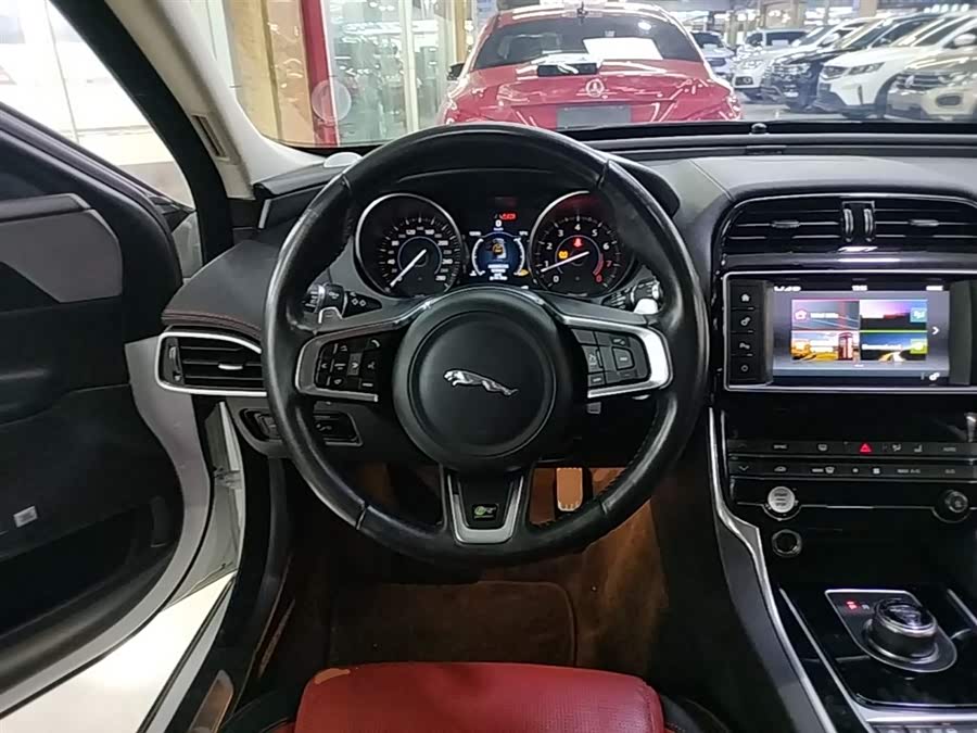 Jaguar XE 2018 — фото 11