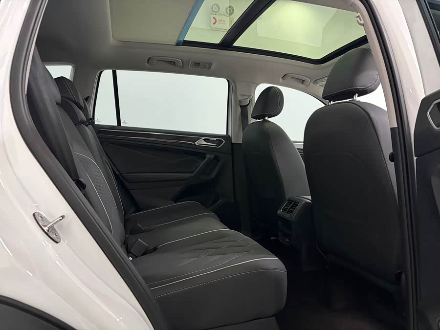 Volkswagen Tiguan L 2023 — фото 15