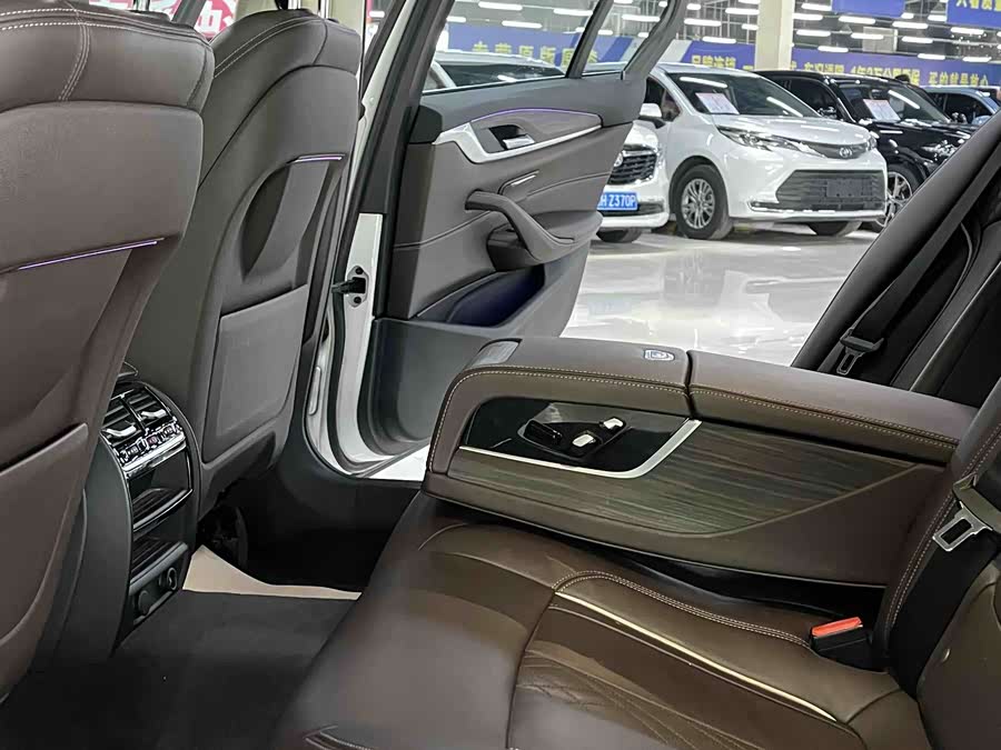 BMW 5 Series 2018 — фото 10