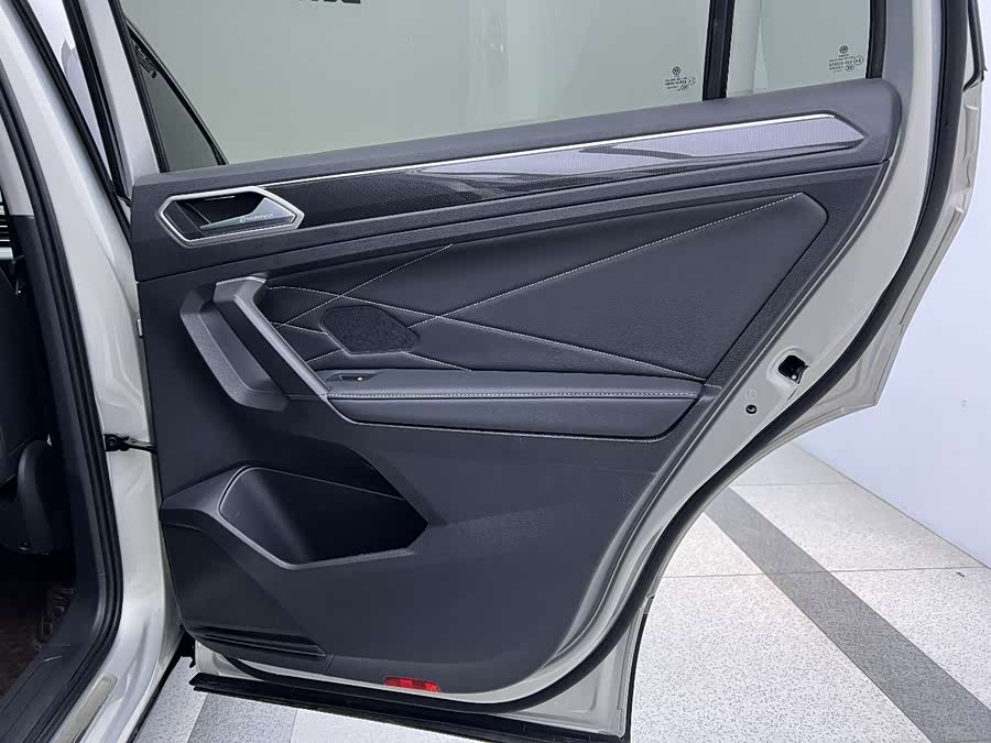 Volkswagen Tiguan L 2023 — фото 22