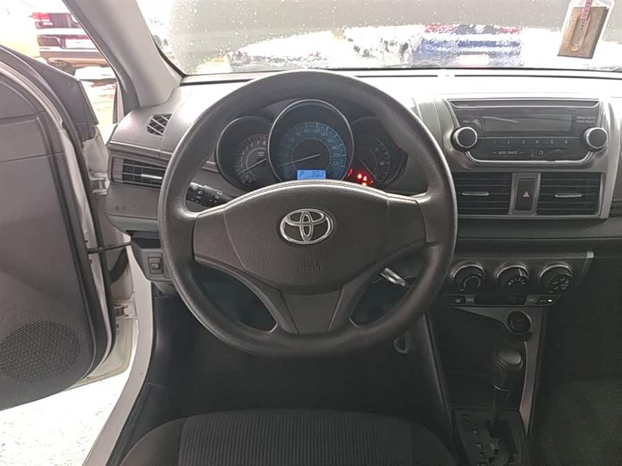 Toyota Yaris L 2014 — фото 11