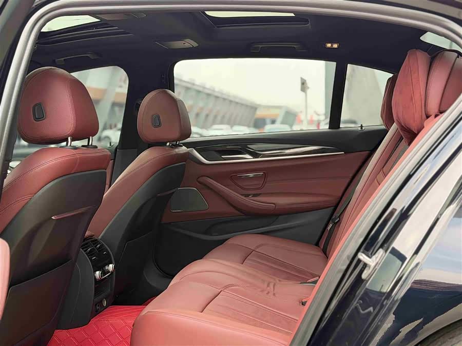 BMW 5 Series 2019 — фото 18