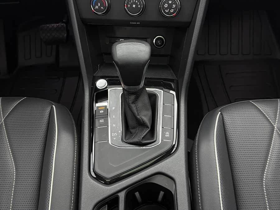 Volkswagen Tiguan L 2023 — фото 10
