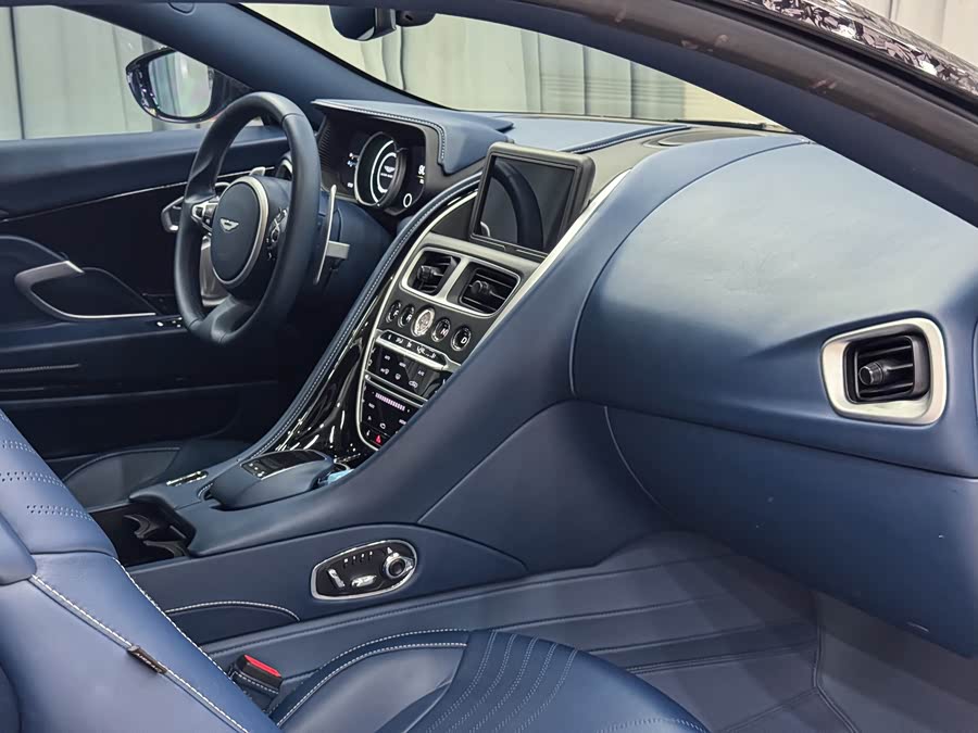 Aston Martin DB11 2019