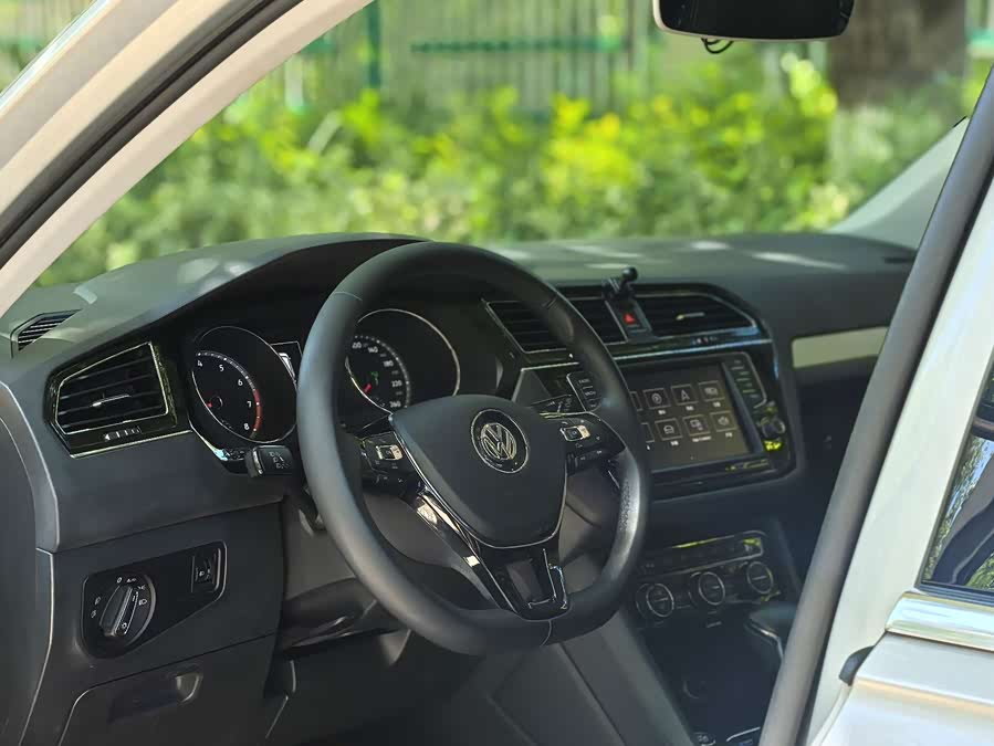 Volkswagen Tiguan L 2017 — фото 21
