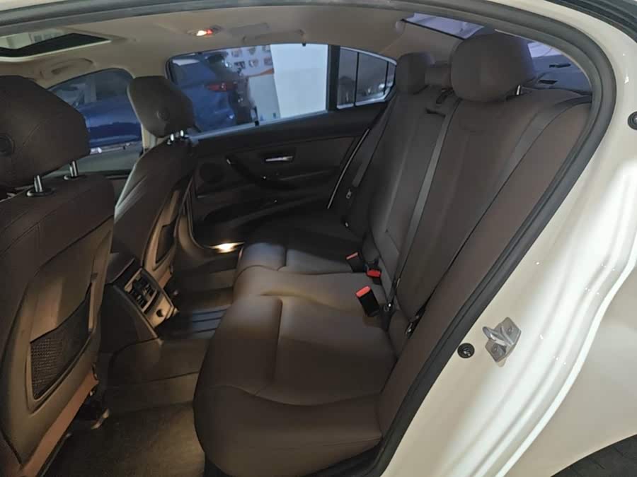 BMW 3 Series 2018 — фото 13